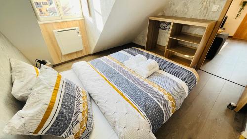 蓬塔利耶的住宿－Le Coeur de Pontarlier，一张床上,里面放着两条毛巾