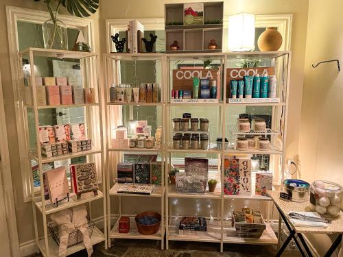 a book shelf filled with books and other items at Oregon Garden Resort in Silverton