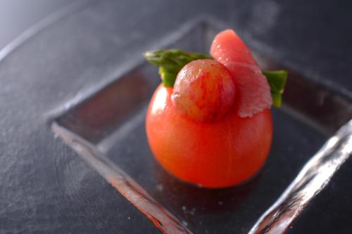 a fruit on a plate on a table at Sakaeya in Yamanouchi
