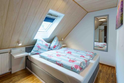- une petite chambre avec un lit et une fenêtre dans l'établissement Ferienwohnung Bergblick, à Cochem