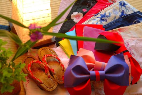 a pair of shoes with bows next to a box at Sakaeya in Yamanouchi