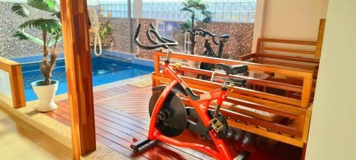 イキトスにあるHotel Golden Starのバルコニー付きの客室に停められた赤いスクーター