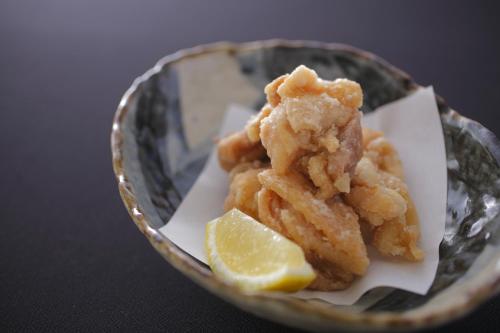 a bowl of fried calamari with a slice of lemon at Sakaeya in Yamanouchi