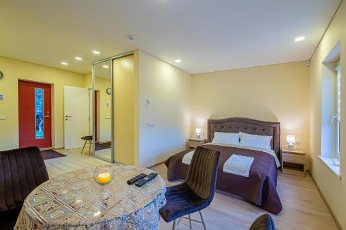 Ένα ή περισσότερα κρεβάτια σε δωμάτιο στο LIUX apartamentai