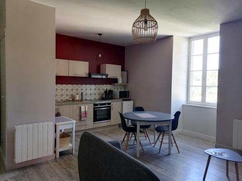 cocina con mesa y sillas en una habitación en La pause, en Saint-Agrève