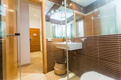 La salle de bains est pourvue d'un lavabo et d'un miroir. dans l'établissement HERNANDO Colon 12, à Séville