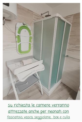 a bathroom with a sink and a mirror at SUITE BLANC APARTMENTS - Monolocali indipendenti con cucina e bagno privato - Check-in e check-out con codice in autonomia h24 - Terrazza in comune NECESSARIO AVERE WATHSAPP O APP DI MESSAGGISTICA ISTANTANEA PER FOTO E VIDEO in Guspini