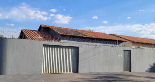un edificio con dos puertas de garaje y un techo rojo en Casa em Caldas Novas en Caldas Novas