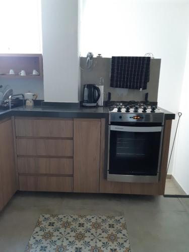uma cozinha com um fogão e um tapete de cozinha em Varanda_77 em São Paulo