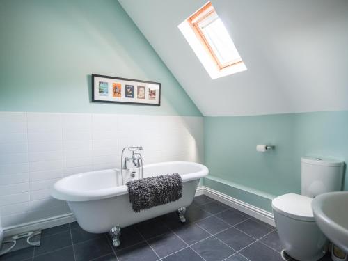łazienka z wanną i toaletą w obiekcie 12 The Gardens w mieście Lyme Regis