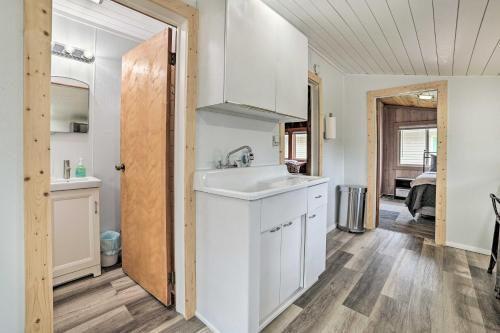 A bathroom at Cozy Prudenville Cabin Walk to Houghton Lake