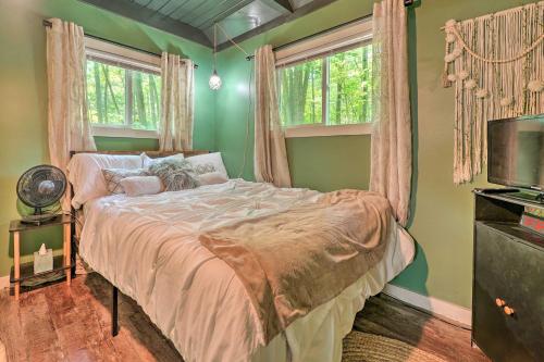 - une chambre avec un lit aux murs verts et des fenêtres dans l'établissement Pet-Friendly Stanwood Sanctuary with Fire Pit!, à Stanwood