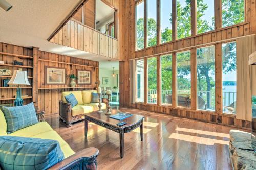 Ruang duduk di Quaint Lake Norman Home with Boat Dock and Grill!