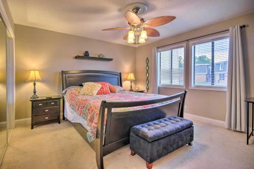 欧塞奇比奇Charming Condo with Pool Access in Osage Beach!的带床和吊扇的卧室