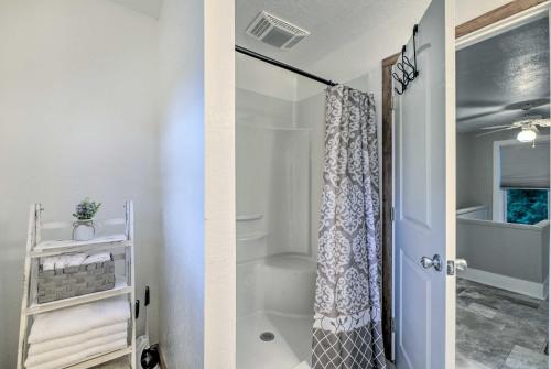 Ένα μπάνιο στο The Shady Cottage Millersburg Getaway with Deck