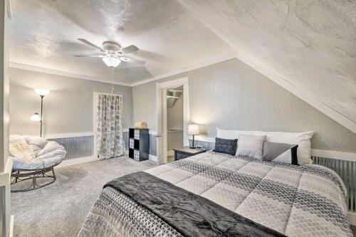 Ένα ή περισσότερα κρεβάτια σε δωμάτιο στο The Shady Cottage Millersburg Getaway with Deck