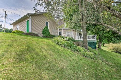 Κήπος έξω από το The Shady Cottage Millersburg Getaway with Deck