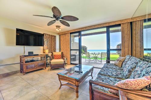 TV a/nebo společenská místnost v ubytování Beachfront Condo Sunset Views and Pool Access!