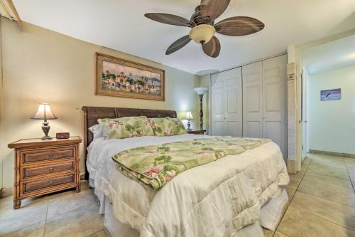 1 dormitorio con 1 cama y ventilador de techo en Beachfront Condo Sunset Views and Pool Access!, en Kahana