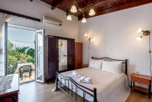 una camera con letto e balcone di Aroni Cretan comfortable house - Hamam suites Aroni a Arónion
