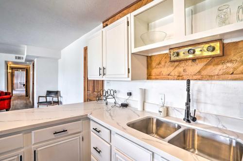 una cocina con armarios blancos y fregadero en Pet-Friendly Chino Valley Cabin with Game Room!, en Chino Valley