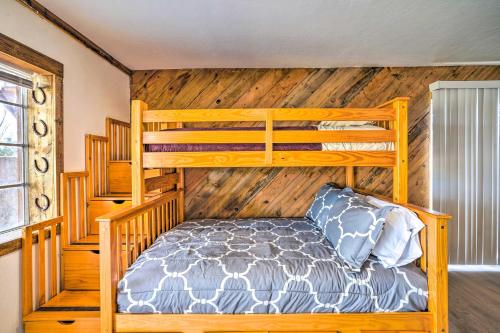 1 dormitorio con 2 literas en una casa en Pet-Friendly Chino Valley Cabin with Game Room!, en Chino Valley