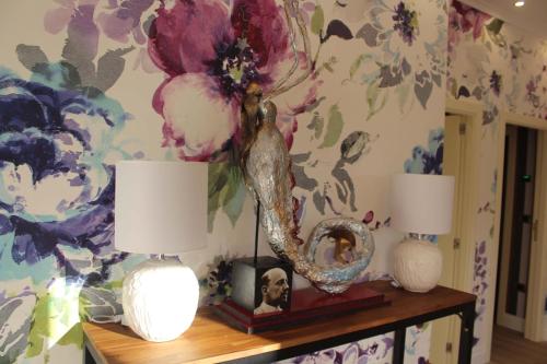 a table with two lamps and a mirror on it at B&B The Garden in Pescara