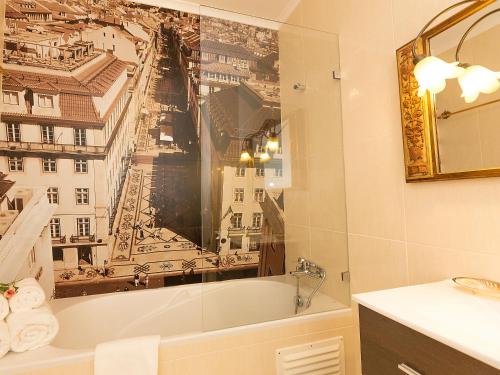 een badkamer met een bad met een foto aan de muur bij Unique Design Apartments in Lissabon