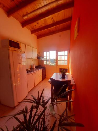 een keuken met een witte koelkast en een tafel bij AltoRojo in Villa Elisa