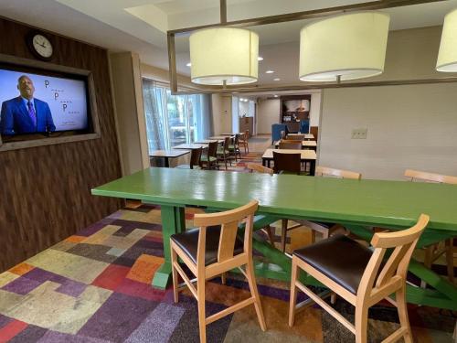 TV a/nebo společenská místnost v ubytování Baymont by Wyndham Dayton North