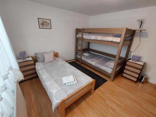 Habitación pequeña con 1 cama y literas en Suite Elena en Nedelišće