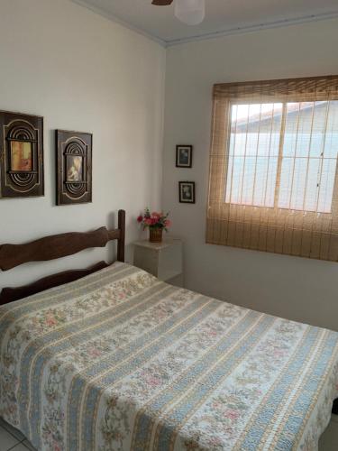a bedroom with a bed and a window at Chalé beira mar Jacaraipe in Serra