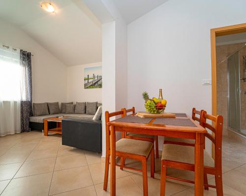 ein Esszimmer und ein Wohnzimmer mit einem Tisch und Stühlen in der Unterkunft Apartments Baresic in Medulin