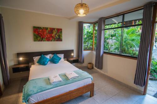 1 dormitorio con 1 cama con 2 almohadas en Bubinzana Magical Lodge en Tarapoto