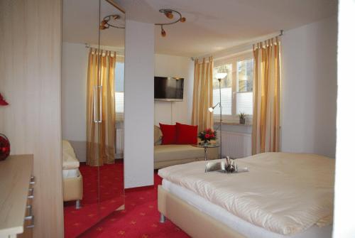 a small bedroom with a bed and a mirror at Aqua Marina in Helgoland