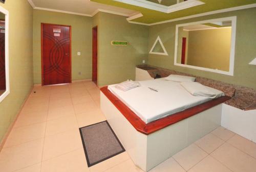 1 dormitorio con 1 cama y puerta roja en Caravellas Hotel, en Río de Janeiro