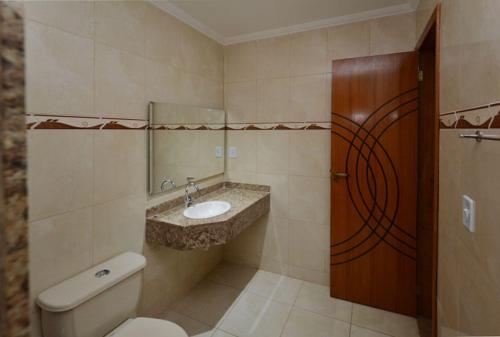 een badkamer met een toilet en een wastafel bij Caravellas Hotel in Rio de Janeiro