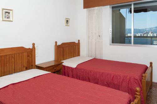 2 Betten in einem Zimmer mit Fenster in der Unterkunft Florazar 2, Vi-13-C in Cullera