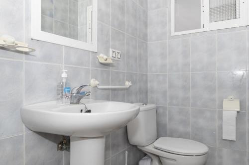 クリェラにあるEstirpe, 4º-8の白いバスルーム(洗面台、トイレ付)