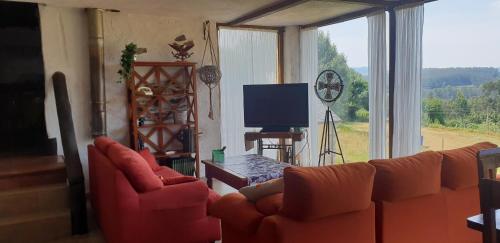 a living room with a couch and a television at Casa Do Ivi in Yermo