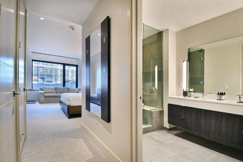La salle de bains est pourvue d'un lavabo et d'un miroir. dans l'établissement Luxurious & Modern Ski-in, Ski-out 2 BR in Canyons Village condo, à Park City