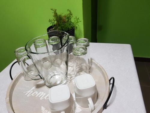 a glass vase sitting on a glass plate on a table at Céntrico loft Boho chic con terraza, Wifi, cocina in Texcoco de Mora