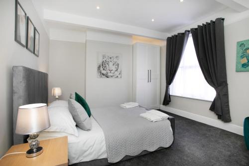 - une chambre avec un lit et une fenêtre dans l'établissement Spring Villa, à Leicester