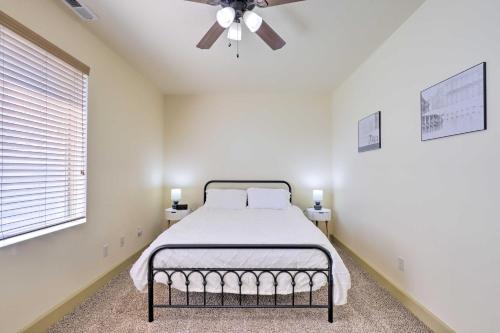 een slaapkamer met een bed en een plafondventilator bij Saratoga Springs Getaway Walk to Utah Lake! in Saratoga Springs
