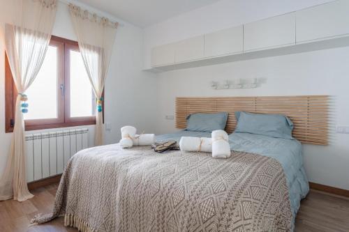 een slaapkamer met een bed met handdoeken erop bij LLAFRANC 100 % (c/Llevant) in Llafranc