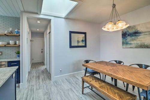 Η κουζίνα ή μικρή κουζίνα στο Immaculate Long Beach Apt with Gorgeous Kitchen
