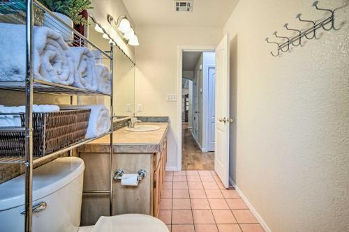 Ένα μπάνιο στο Convenient Las Cruces Home with Patio and Grill!