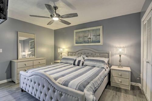 une chambre avec un lit et un ventilateur de plafond dans l'établissement Walk to Beach Modern PCB Townhome with Patio, à Panama City Beach