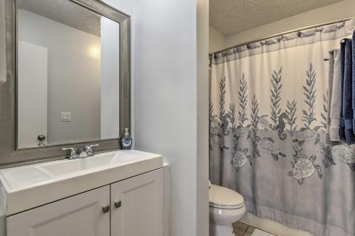 une salle de bains avec lavabo, toilettes et miroir dans l'établissement Walk to Beach Modern PCB Townhome with Patio, à Panama City Beach