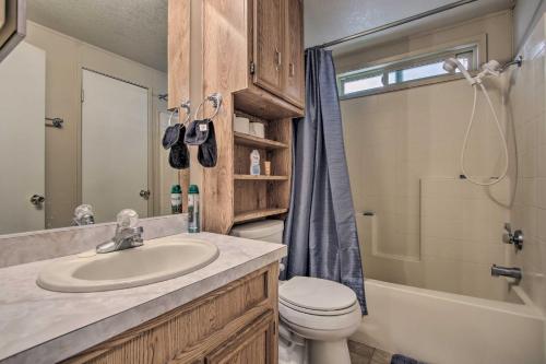 Ванна кімната в Family-Friendly Home about 1 Mi to Kern River!